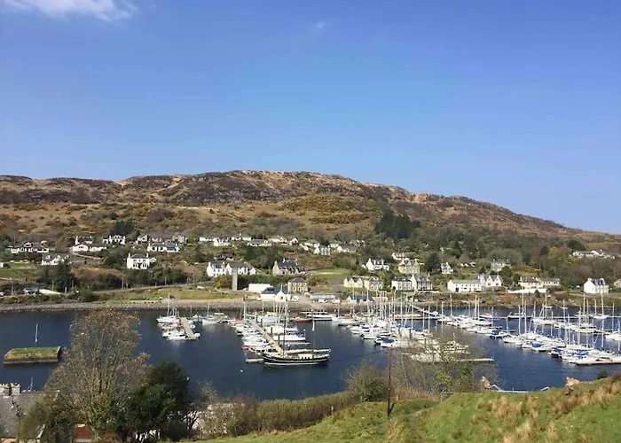 Tarbert Large, Bright, 4 Bedroom Flat With Harbour Views